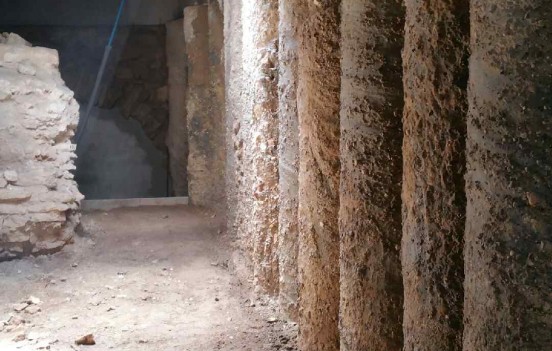 odkopany korytarz przy palisadzie wraz z wykonaną już płytą żęlbetową nad piwnicami