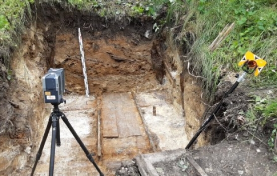 Stanowisko archeologiczne nr 1 – odkryty odcinek pierwszych 4 metrów torowiska z elementami obudowy