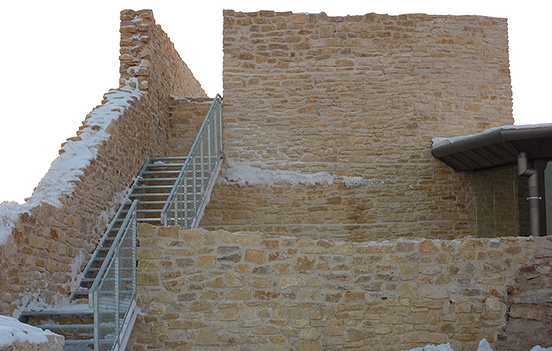 Zamek Rabsztyn uczytelniona wieża narożna zamku średniego wraz ze schodami stalowymi
