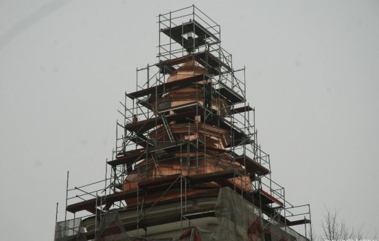 Kościół Świętej Trójcy - wykonywanie pokrycia dachu wieży z blachy miedzianej