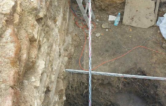 odkopywanie piwnic pod nadzorem archeologa do głębokości 5-5,5 m