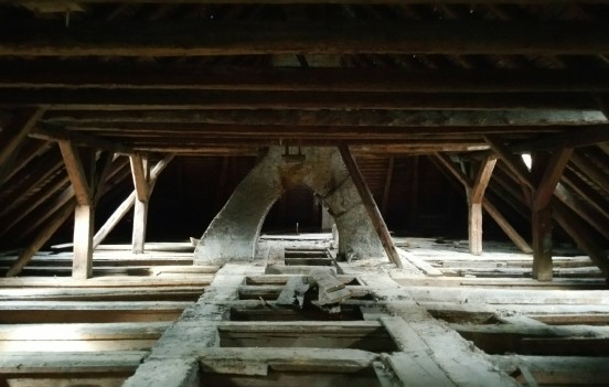 poddasze-warstwy podłogowe rozebrane, renowacja belek drenianych konstrukcji dachu wraz z wymianą uszkodzonych, rekonstrucja zabytkowego komina
