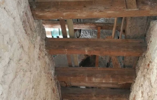 prace remontowo-konstrukcyjne na 1 piętrze wraz z renowacją belek stropowych między 1 piętremn i poddaszem