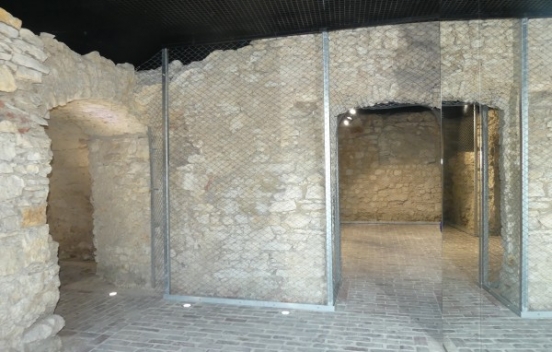 zabezpieczone fundamenty średniowiecznego Ratusza Starej Częstochowy w nowoczesnej aranżacji