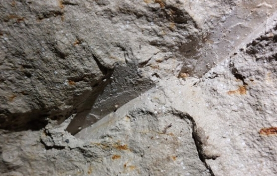 oryginalne ślady urabiania korytarza znalezione w jednej z wdzierek