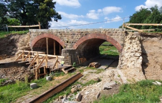 prace scalające mur kamienny przyczółków mostowych w Katowicach