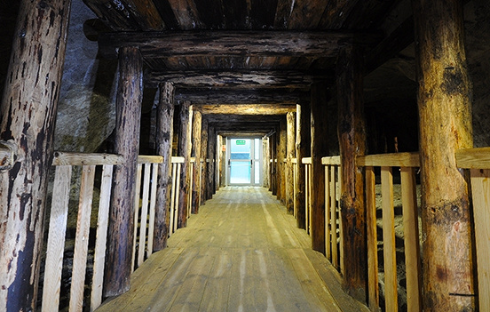 Groty Nagórzyckie - wykonanie przejścia podziemnego w obudowie drewnianej