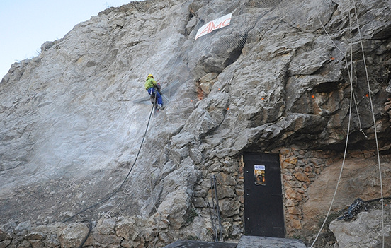 Kotwienie ściany skalnej