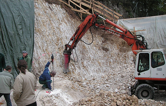 Urabianie platformy pod budowę domu w skałach metodą bezwybuchową (Betonamit)