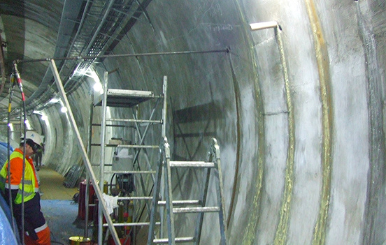 Iniekcja ścian tunelu pompami dwukomponentowymi