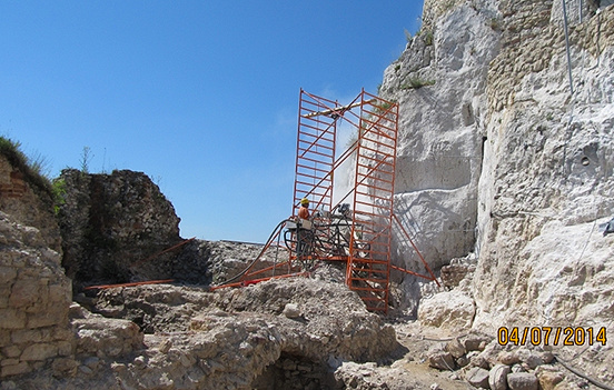 Kotwienie ściany skalnej pod zamkiem w Rabsztynie
