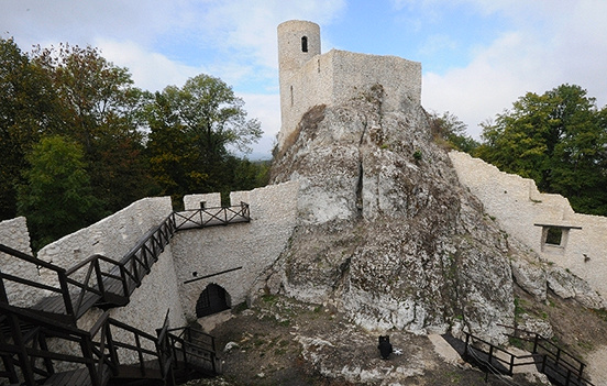 Zamek Smoleń - oczyszczony teren podzamcza