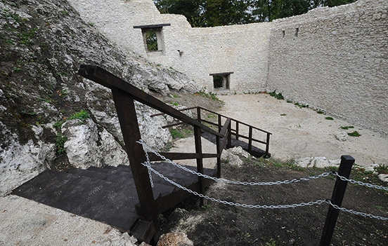 Zamek Smoleń - schody i platformy