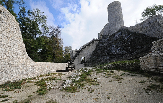 Zamek Smoleń - teren podzamcza