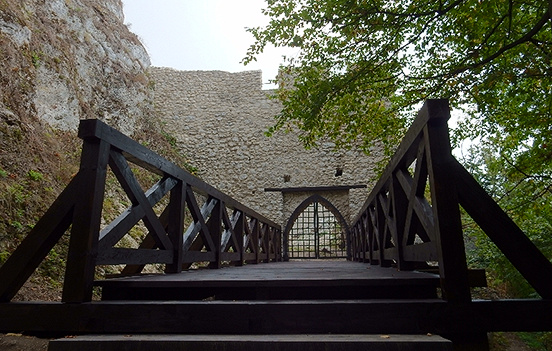 Zamek Smoleń - drewniany most do bramy wejściowej