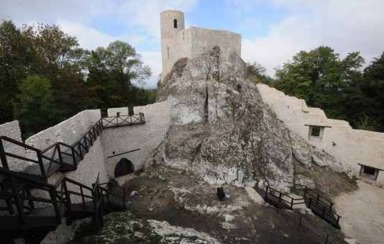 Zamek Smoleń - renowacja murów i budowa trasy turystycznej