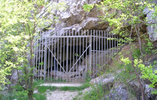 Zabezpieczenie otworu jaskini