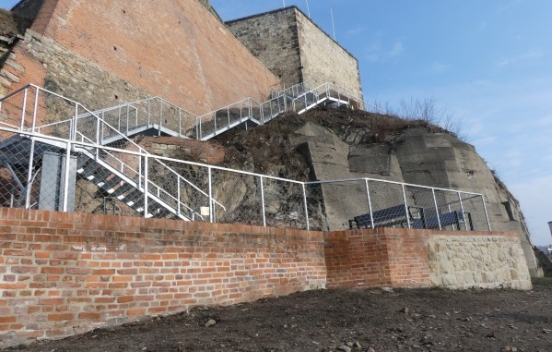 mur po renowacji i schody