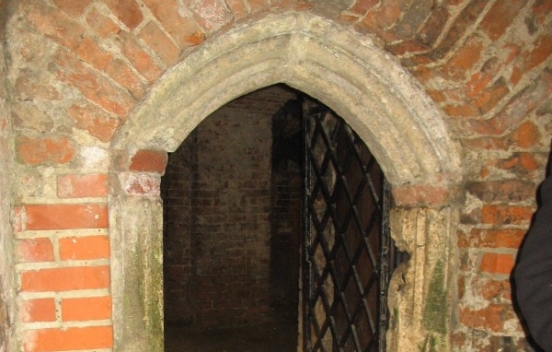 gotycki portal służący jako wejście do jaskini od strony bulwarów